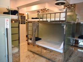 Sagar Dormitory Andheri - Nearest to Andheri Railway Station West，位于孟买的酒店