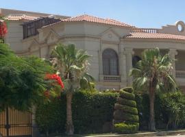 Super luxurious villa with large landscape areas，位于开罗的酒店