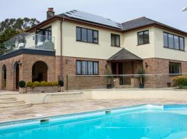 Hewas Water House - Private Pool, Hot Tub & Games Room，位于Grampound的酒店