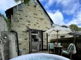 The Stables - Detached Cottage with Private Garden & Hot Tub