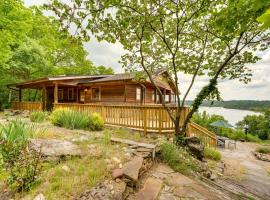 Eagle Rock Gem on Table Rock Lake with Decks and Grill，位于Golden的酒店