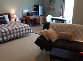 Private, Spacious Studio Apartment, Bath, Quiet，位于切萨皮克的酒店