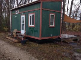 Rural Tiny House in the Edge Of the Woods，位于切萨皮克的公寓