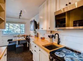 Amazing Renovation, Premium Top Floor Unit Near Downtown, Access to Hot Tubs and Firepit PM6B