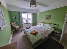 Cheerful two bedroom cottage in the Forest of Dean，位于Lydbrook的度假屋