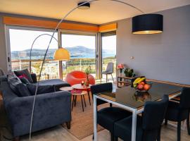 A2 - 2 beds 2 bath luxury Condo - Pool & Sea Views，位于Kavač的酒店