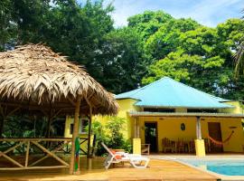 Private Villa on 2-Acres of Jungle Garden & Pool，位于曼萨尼约的度假屋