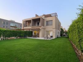 Luxurious & Charming Villa，位于Sheikh Zayed的度假屋