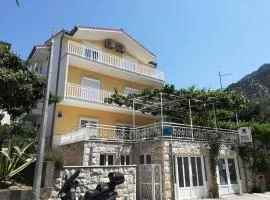 Apartments with a parking space Gradac, Makarska - 21437
