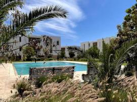 Luxurious Golf & Sea View Beach Apartment with Pool Access - Cocon de Taghazout Bay，位于塔哈佐特的酒店