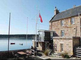 Findhorn House. Luxury waterfront retreat, the perfect getaway!，位于福里斯的酒店