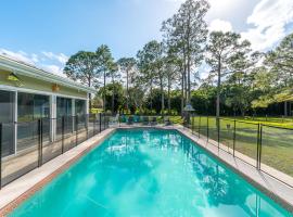Family Retreat Firepit Htd Pool Massive Yard Sleeps 12，位于棕榈滩花园的酒店