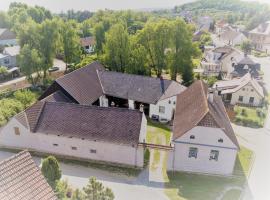 Historic Farmhouse Kojetice，位于Kojetice的酒店