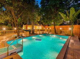 SaffronStays Grandiosa - 4 BDR pet-friendly, pool villa Khandala，位于肯达拉的带停车场的酒店