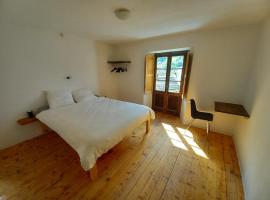 Room in Apartment - Casa Coerente Cavergno Single room 2，位于Cevio的酒店