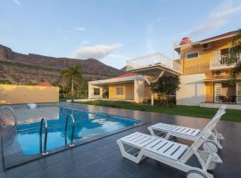 Lakeside Summers by StayVista - Mountain and Waterfalls view, Terrace, Pool & Snooker table for a perfect getaway，位于特里姆巴克的酒店