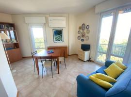 Appartamento con vista panoramica e piscina，位于利尼亚诺萨比亚多罗的公寓