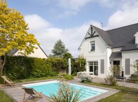 La Villa des Rochettes - Charmante maison avec piscine et jardin，位于迪纳尔的酒店