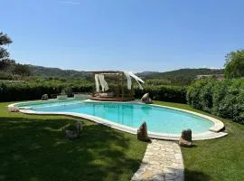 Villa con piscina immersa in un meraviglioso giardino - Wonderful Villa with pool and spacious garden