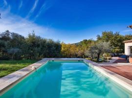 villa spacieuse au calme, piscine, avec grand jardin，位于卡布里的酒店