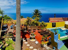 Villa con piscina climatizada y vistas al mar，位于Puntillo del Sol的度假屋