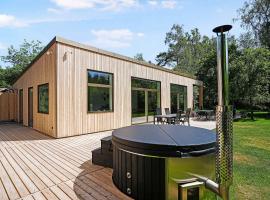 Luxurious Wooden House In Idyllic Surroundings，位于弗雷德里克斯伐克的酒店
