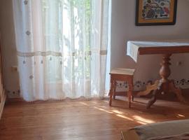 Mājīga istaba ar balkonu un vannasistaba, bezmaksas velo noma，位于Iecava的酒店