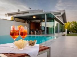 LUXURY VILLA RUBIN with Jacuzzi POOL GYM & SPA near Venice and Padua，位于Arzergrande的酒店