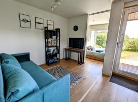 Cozy house with sauna by the lake，位于Lokuti的酒店