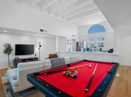 Chic Uptown Phoenix Home - Pool Table & Perfect Location，位于凤凰城的酒店