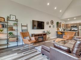 Counce Vacation Rental with Private Deck Near Golf!，位于Counce的酒店