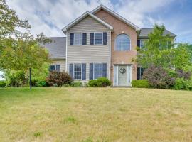 Expansive Upstate Home with Home Theater!，位于East Schodack的酒店