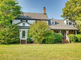 Terre Haute Manor Farmhouse with Gardens and Deck!，位于中洛锡安的酒店