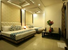 Hotel Riaaa Palace- Near sadar Agra，位于阿格拉的酒店