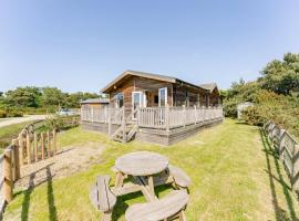 Heathland Lodge - Norfolk Cottage Agency，位于Kelling的酒店