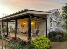 Entire Boutique Home - The Rustic Cottage - Canungra，位于Canungra的酒店