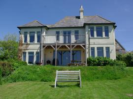 White Horses a large family home in Bantham South Devon with fantastic sea views，位于滨海比格伯里的酒店