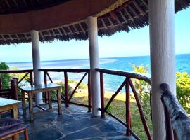 Room in Villa - A 37m2 suite in a 560 m2 Villa, Indian Ocean View，位于Shimoni的酒店