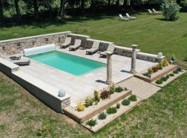 Domaine La Lauren avec piscine chauffée et jacuzzi，位于Ferrassières的旅馆