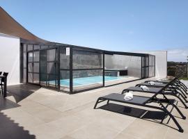 Villa Flor Rosa Piscina e Jacuzzi，位于萨利蒂马托斯的带停车场的酒店