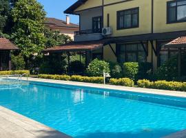 Four seanson müstakil sıcak havuzlu villa，位于萨潘贾的酒店