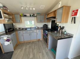 6 Rannoch, lovely holiday static caravan for dogs & their owners.，位于弗福尔的度假屋