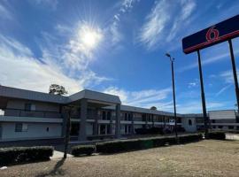 Studio 6 Texarkana TX，位于特克萨卡纳的酒店