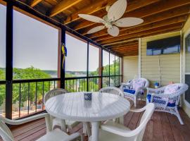 Osage Beach Condo with Private Deck and Lake Views!，位于欧塞奇比奇的酒店