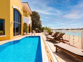 Palm Jumeirah Beachfront Private Villa with swimming pool，位于迪拜的酒店