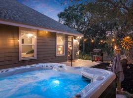 The Overlook Cottage . King Bed . Mini Lake View，位于峡谷湖的酒店