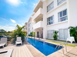 Pura Vida Apartment with nice pool walking distance to the heart of Jaco，位于雅科哈科步行购物区附近的酒店