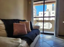 2 quartos a 200mts praia Central, GARAGEM, CHURRASQUEIRA, WI-FI 90 Mbps, PET FRIENDLY