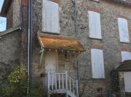 Family old village house with garden near forest，位于巴比松的酒店