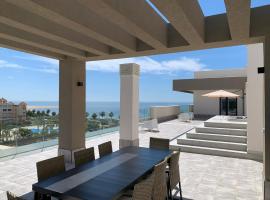 Penthouse with wide terrace next to the ocean，位于韦尔瓦的酒店